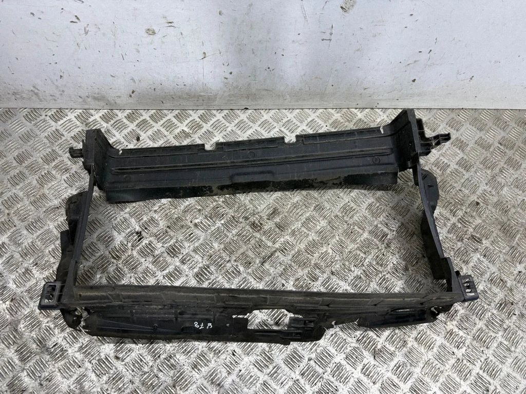 Radiator cooling fan shroud