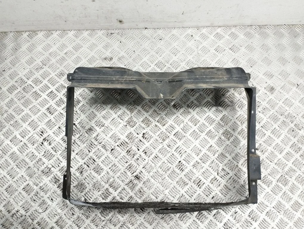 Radiator cooling fan shroud