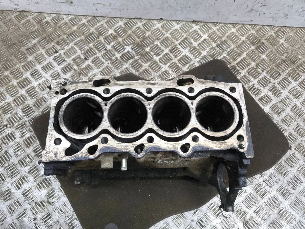 Engine block J025923