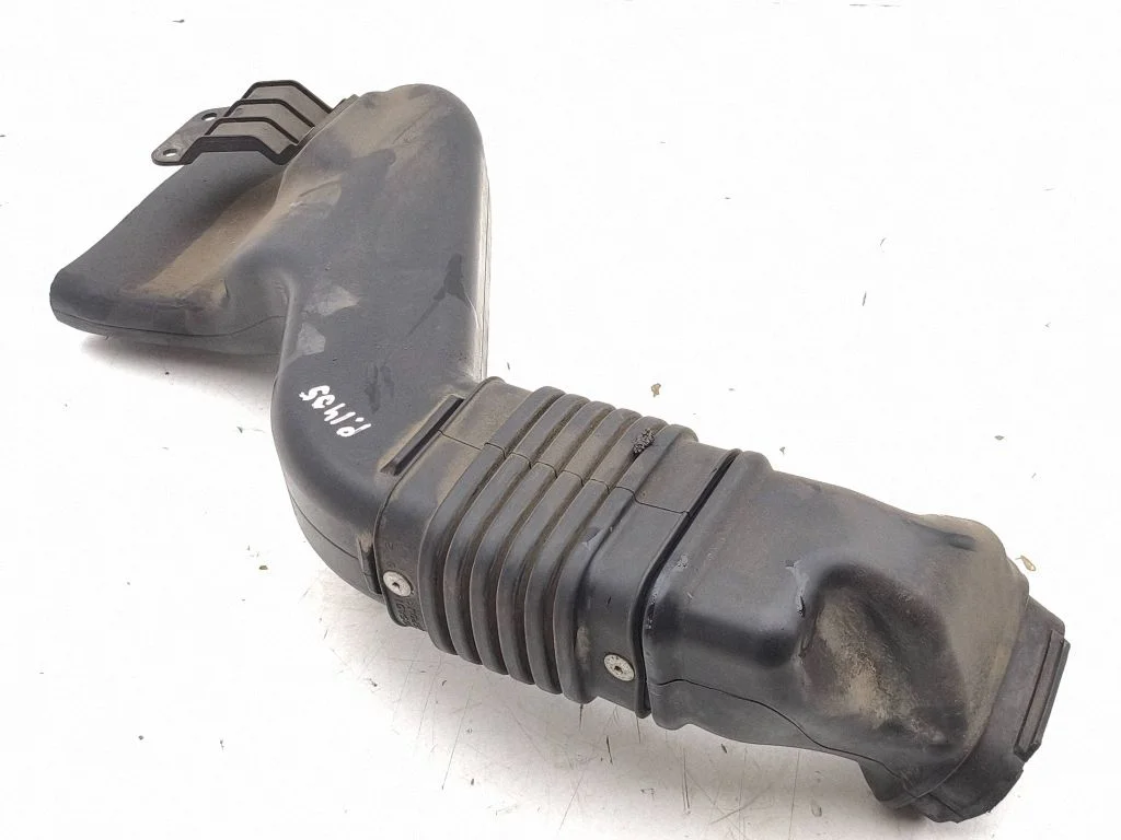 Air intake duct part 1505A538