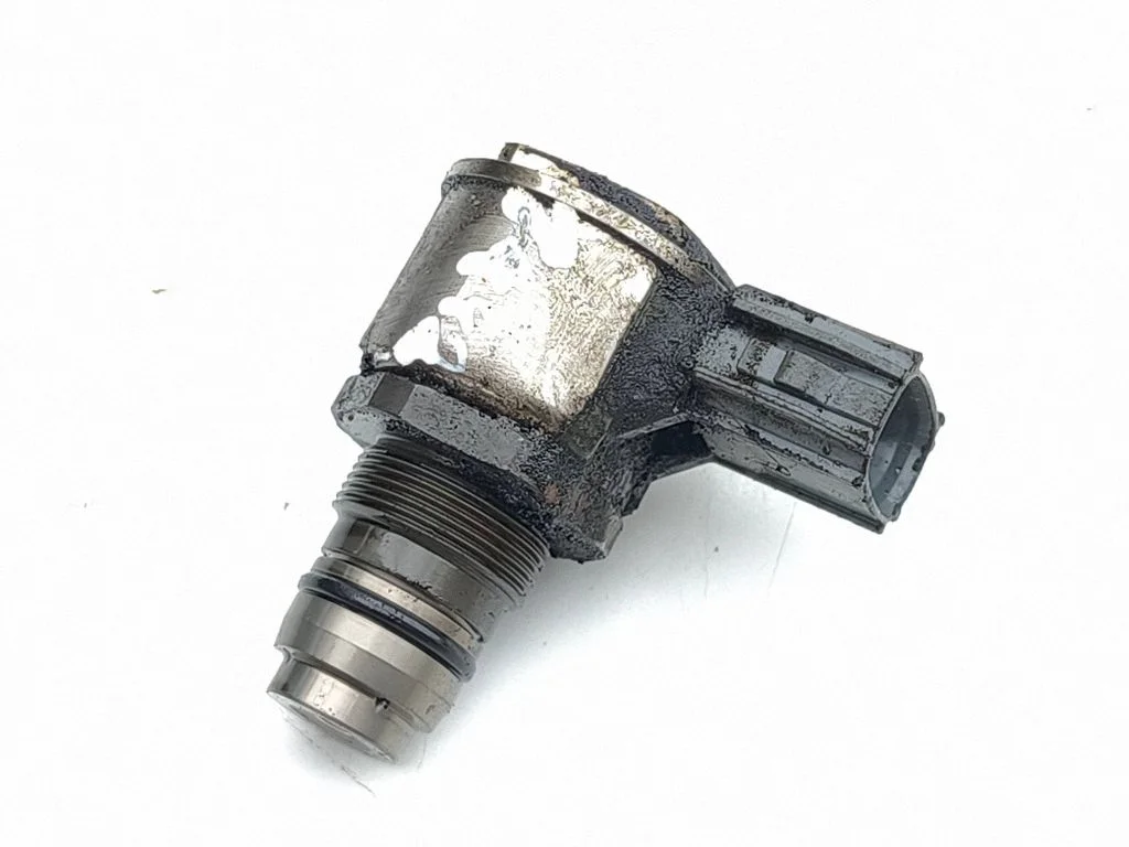 Fuel pressure regulator 4U240478