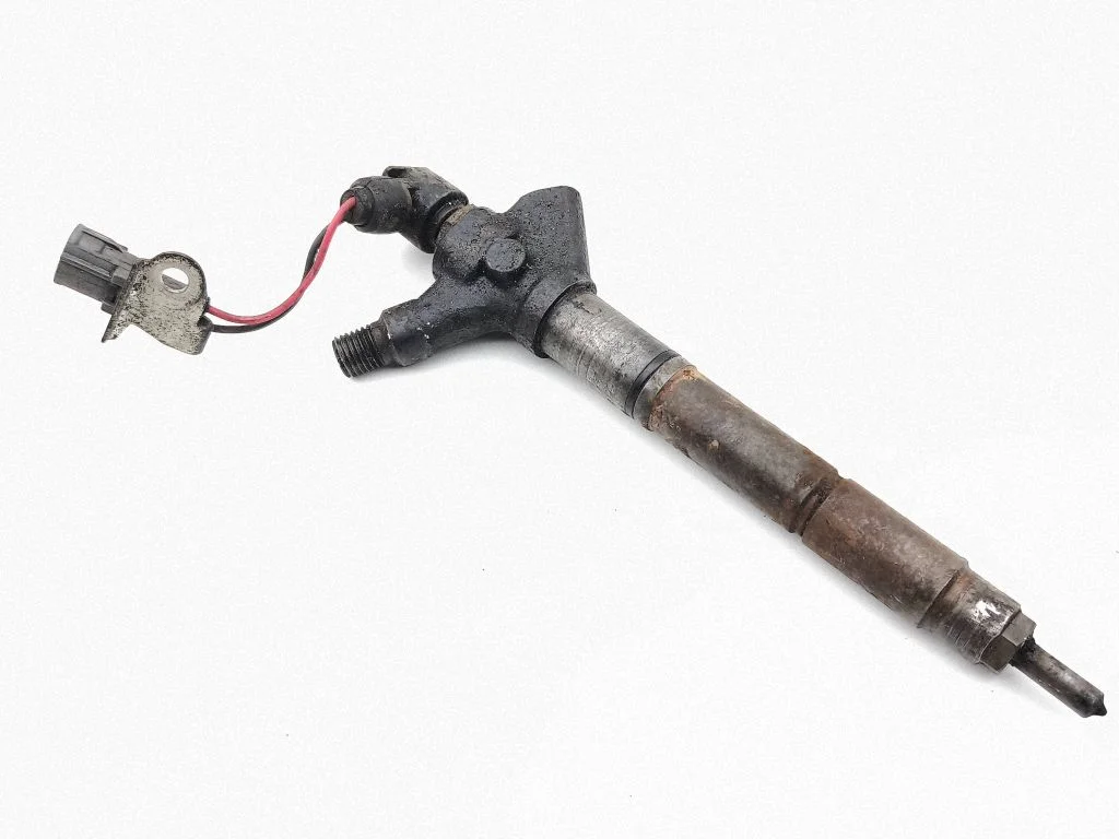 Fuel injector 266700R040