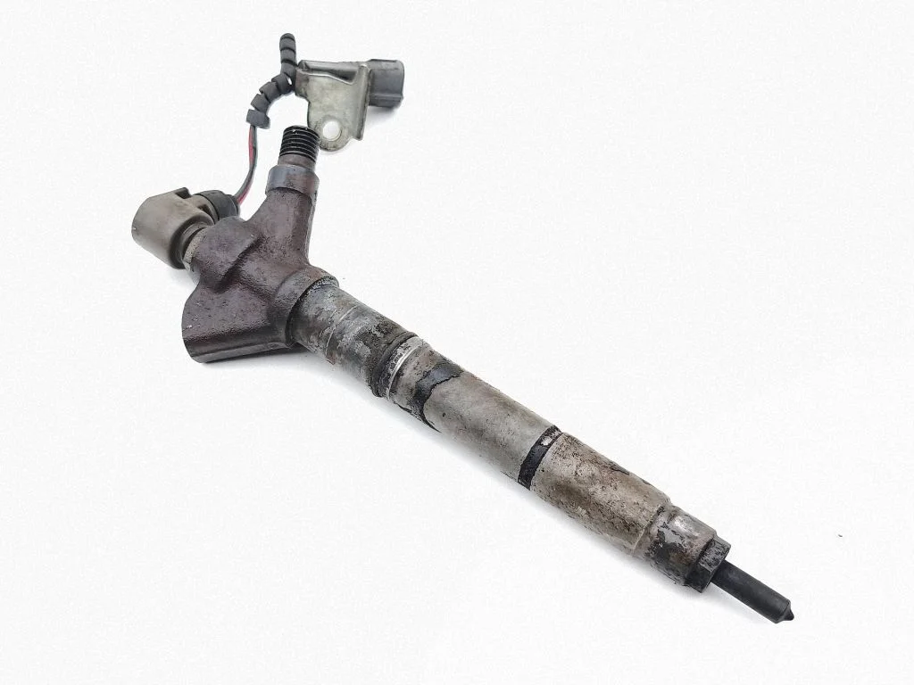 Fuel injector 266700R040