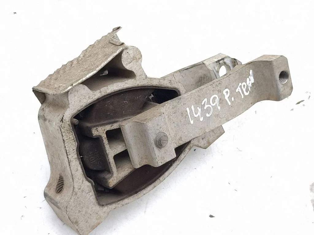 Engine mount bracket