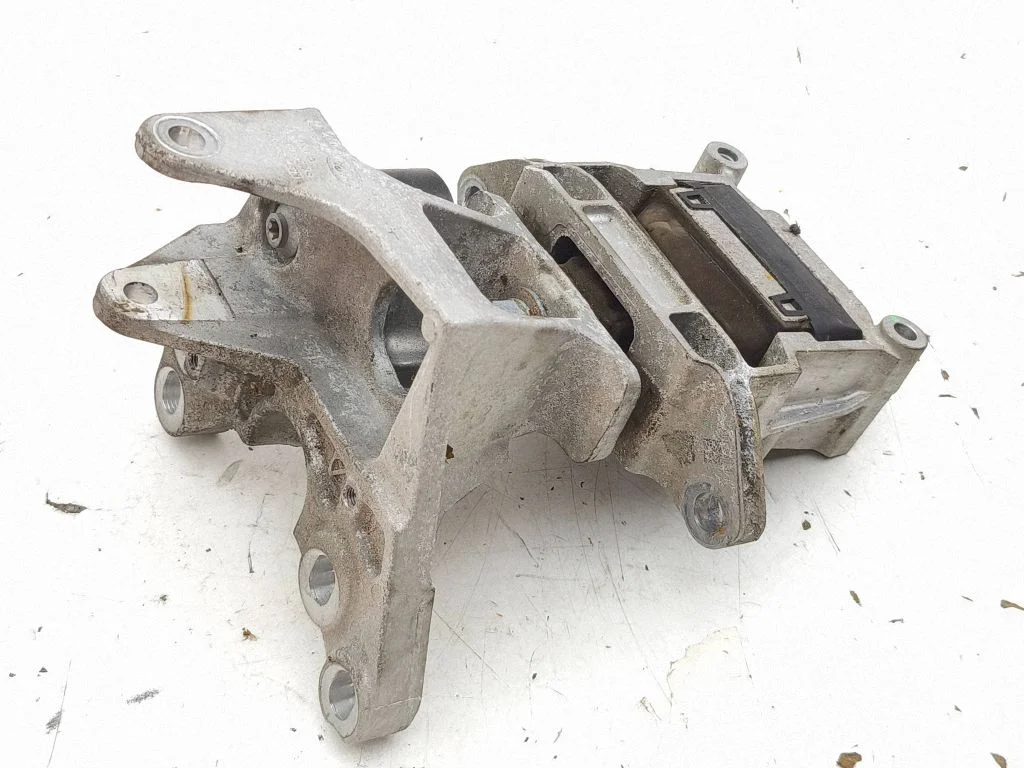 Engine mount bracket K8D26P096AA