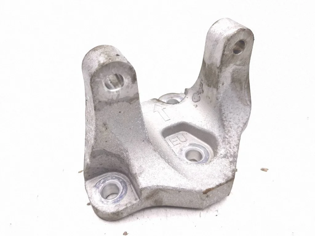 Engine mounting bracket – centre
