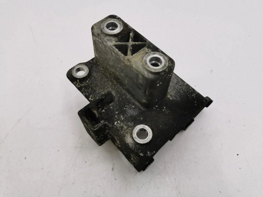 Roolivõimendi pumba kinnitusklamber 07D145879L