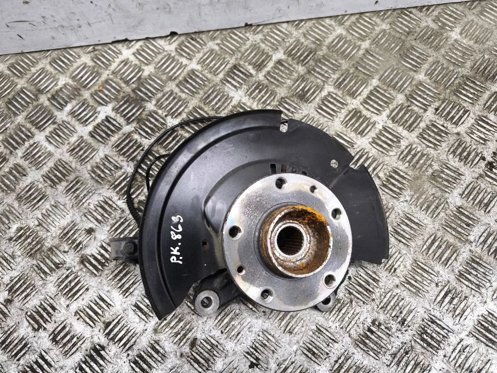 Front wheel hub – left