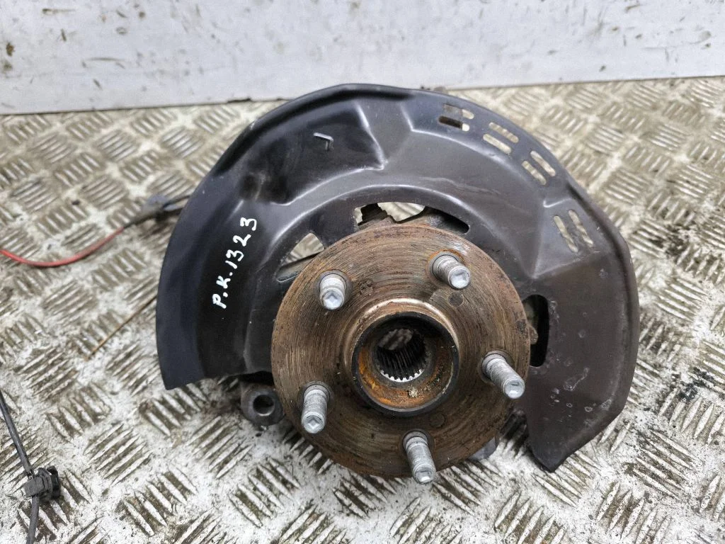 Front wheel hub – left