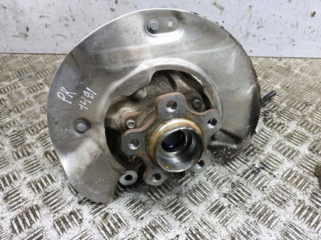 Front wheel hub 6890179