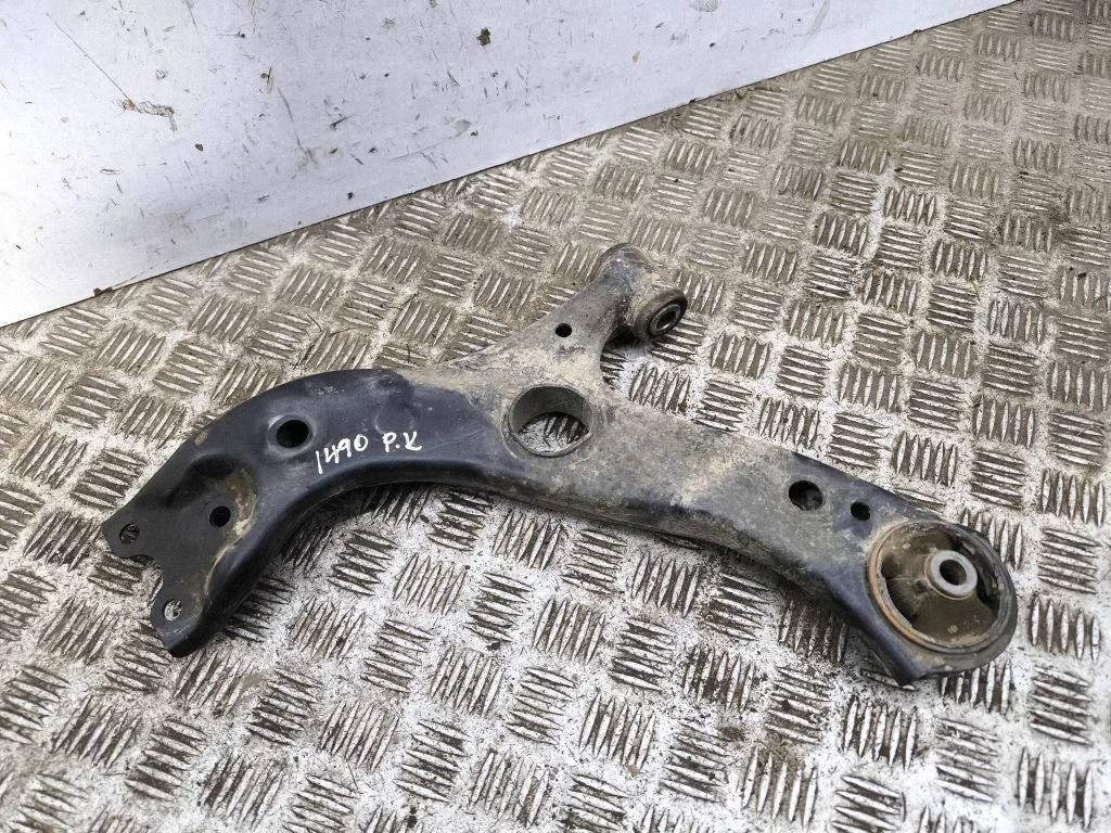 Front lower control arm/wishbone – left