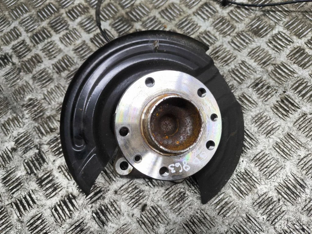 Rear wheel hub – right