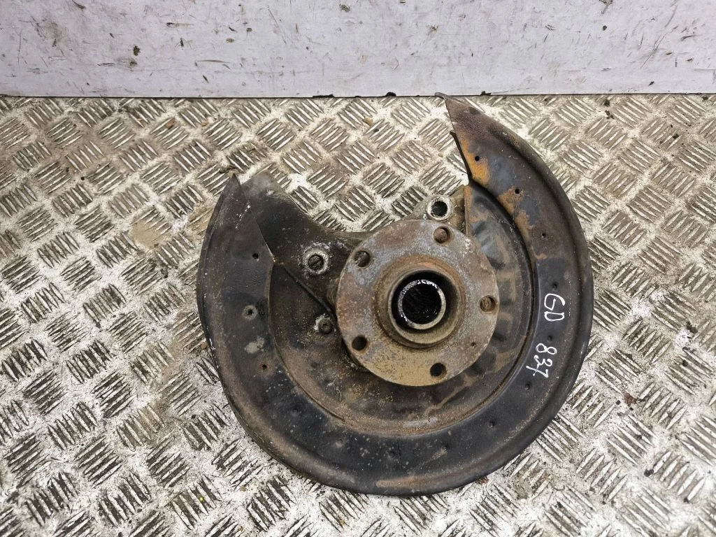 Rear wheel hub – right