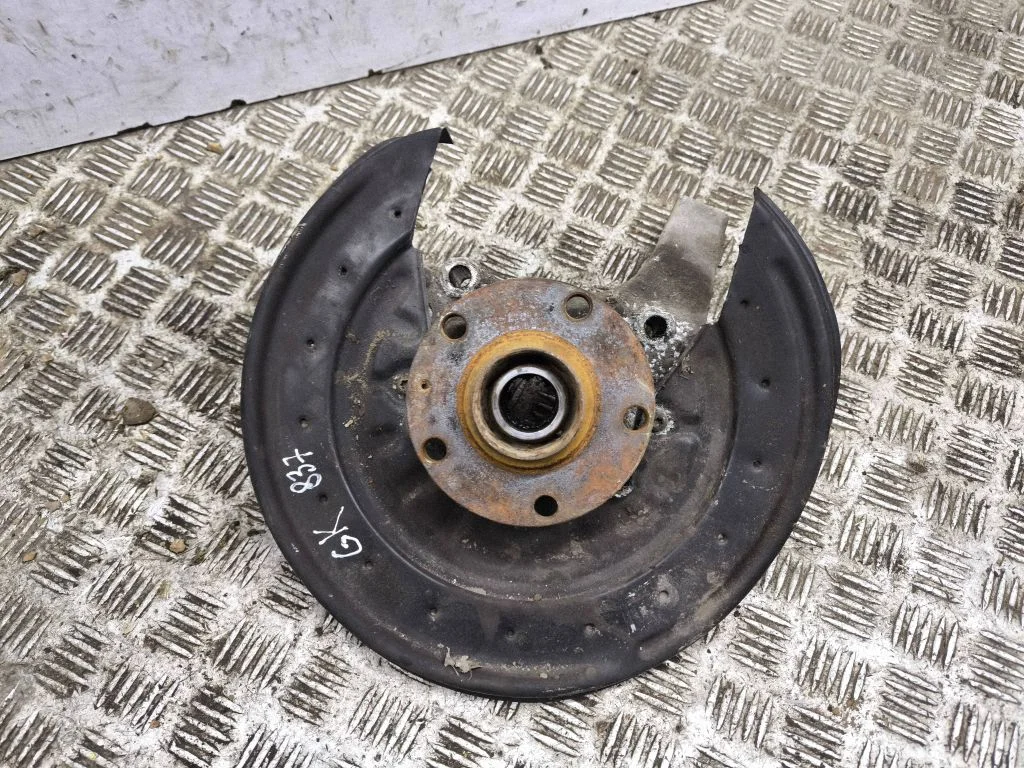 Rear wheel hub – left