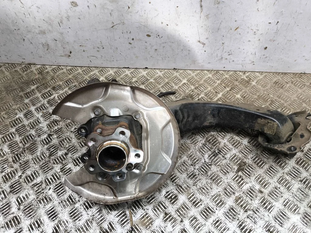 Rear wheel hub – left