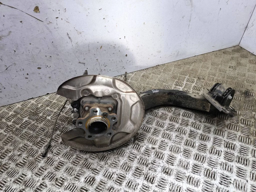 Rear wheel hub – right