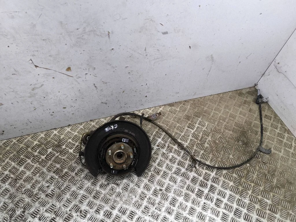 Rear wheel hub – left
