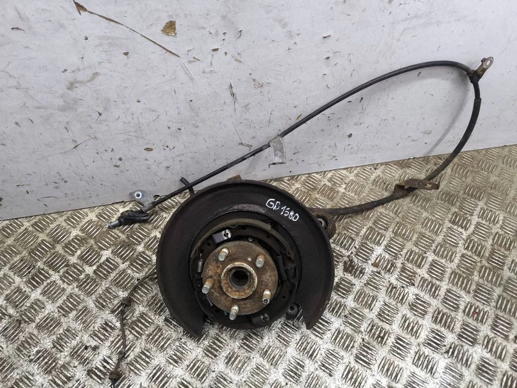 Rear wheel hub – right