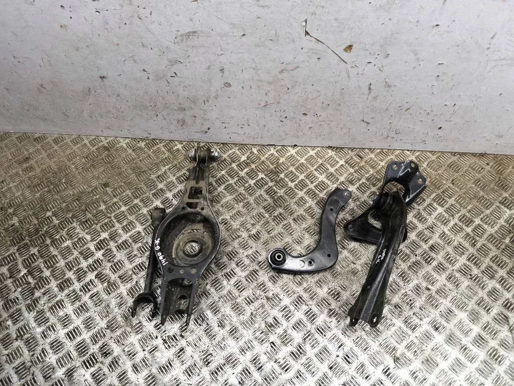 Rear upper control arm/wishbone – left