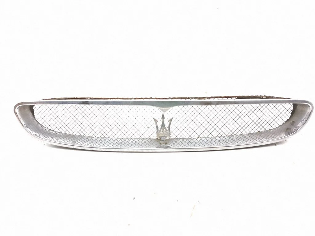 Front bumper upper radiator grill – centre