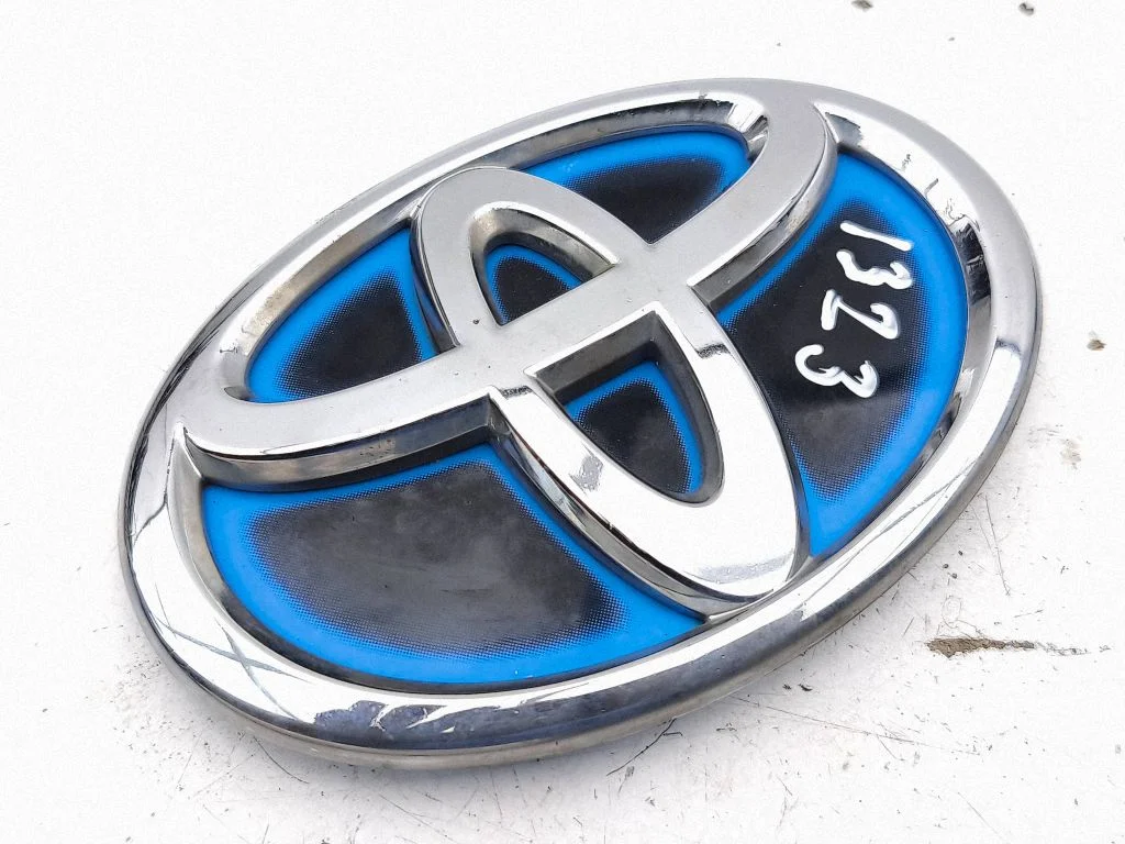 Manufacturer badge logo/emblem