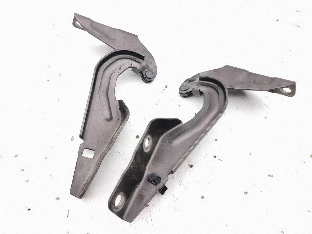 Engine bonnet/hood hinges