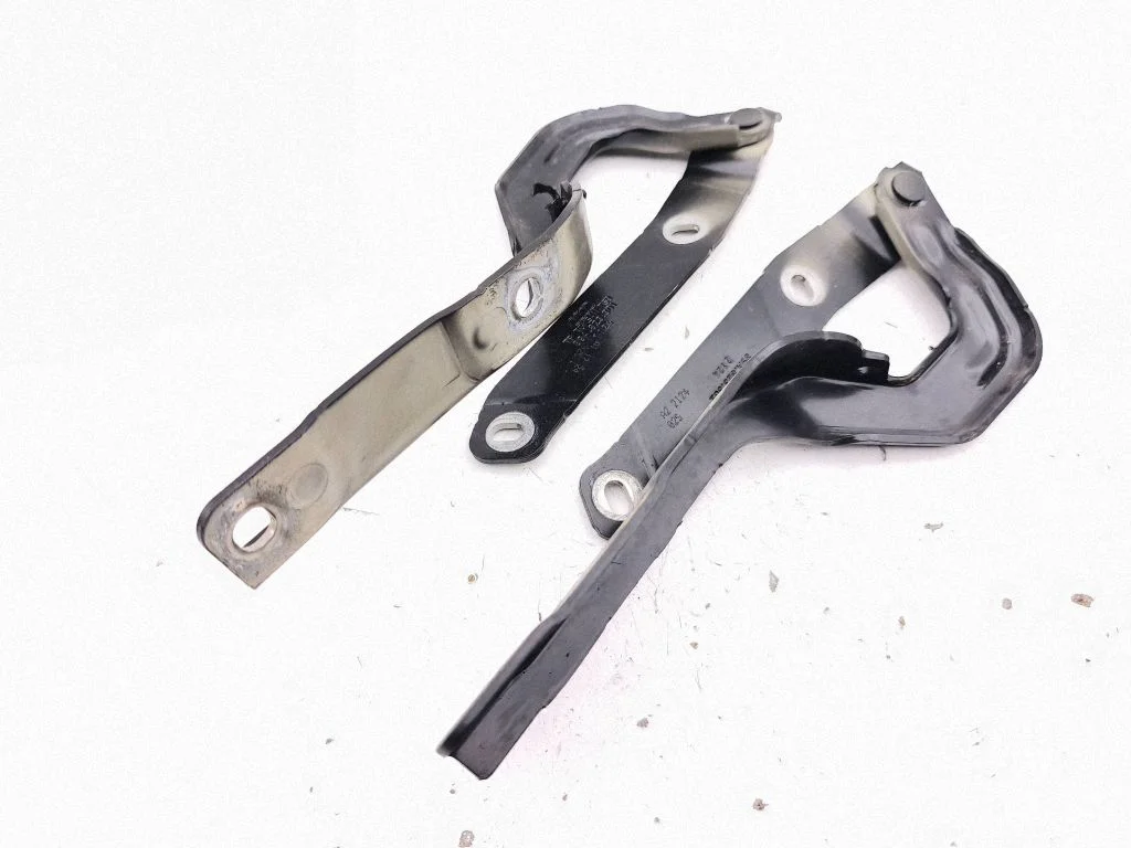 Engine bonnet/hood hinges 89A823302