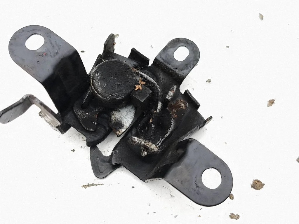 Engine bonnet/hood lock/catch