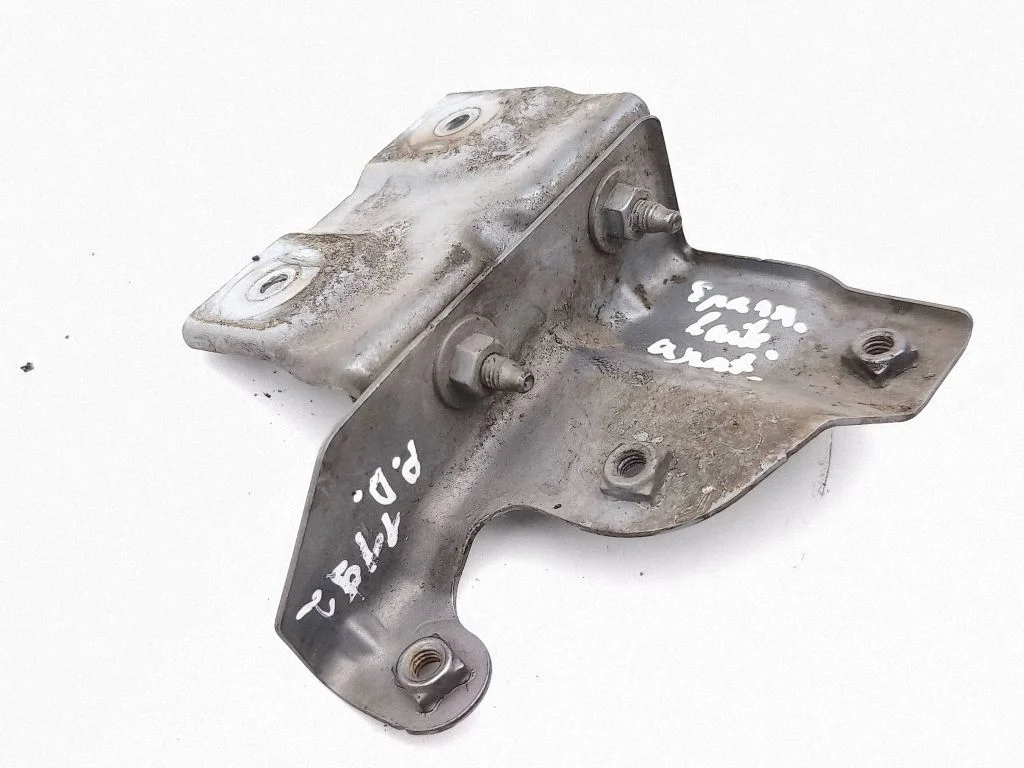 Fender mounting bracket – front right