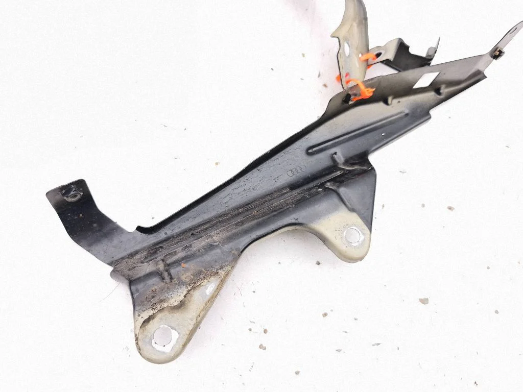 Fender mounting bracket 89A821135