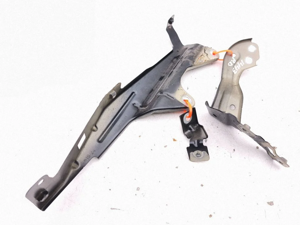Fender mounting bracket 89A821136