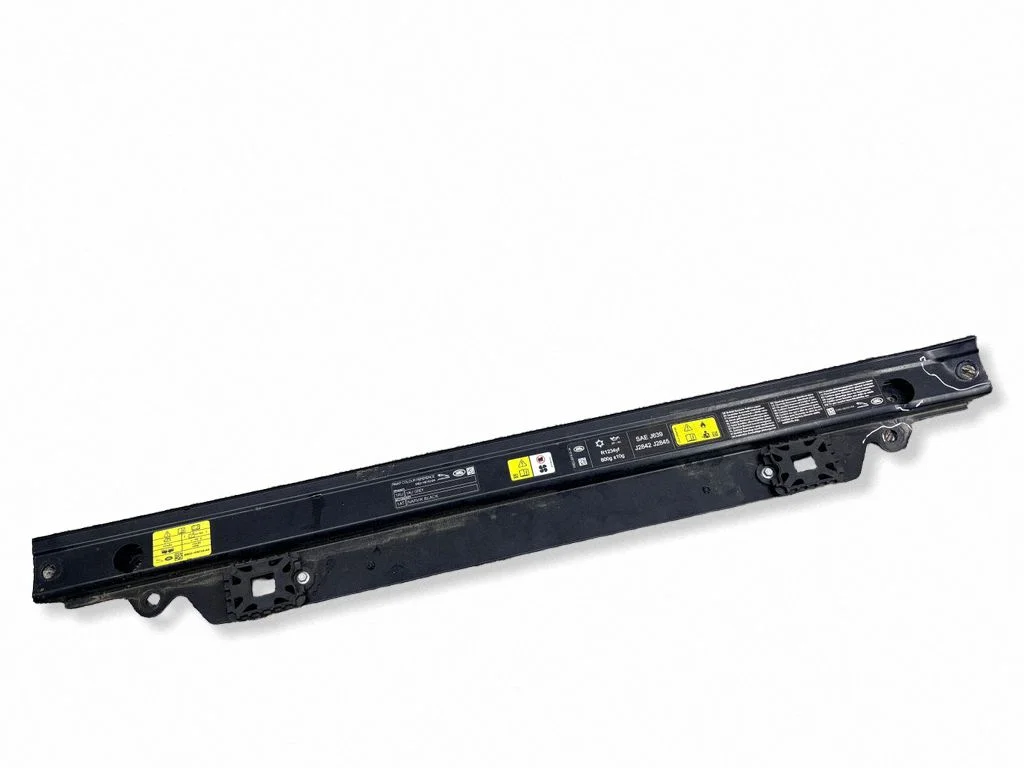 Motora pārsega slēdzenes apdare M8E216E144AD