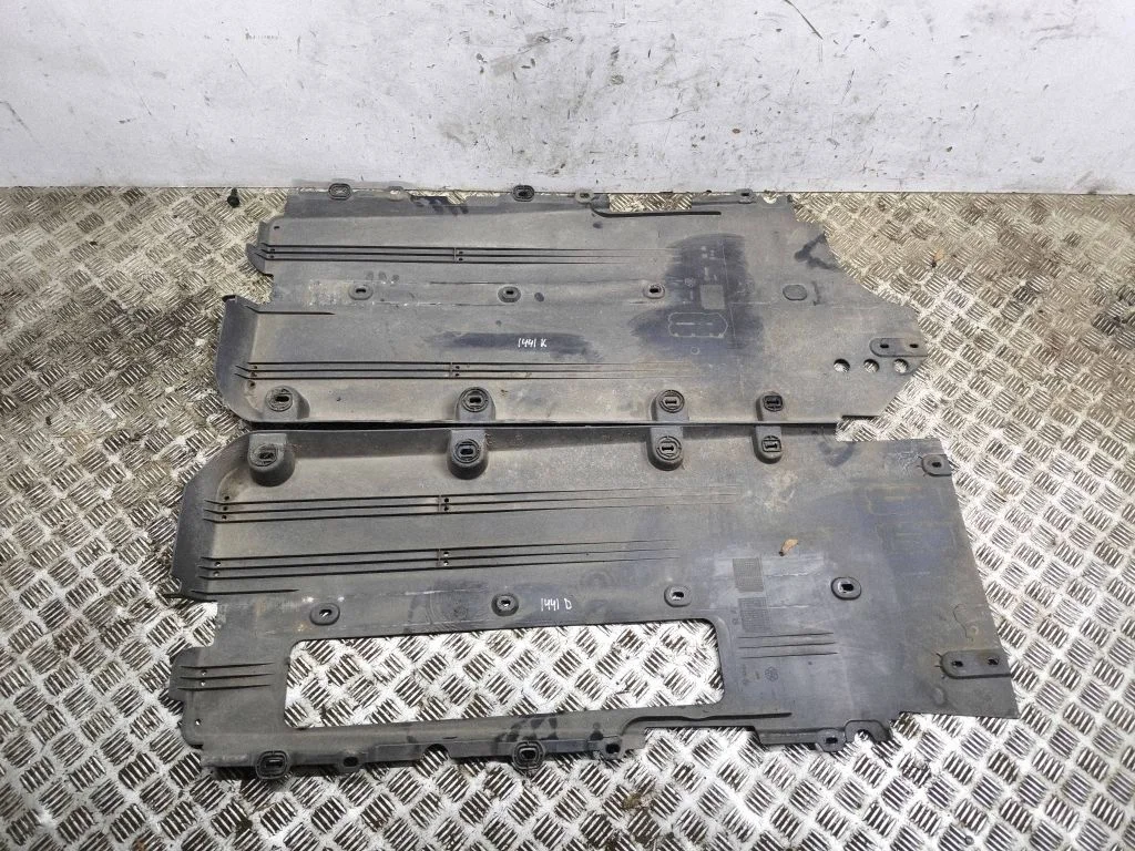 Center/middle under tray cover 9832628880