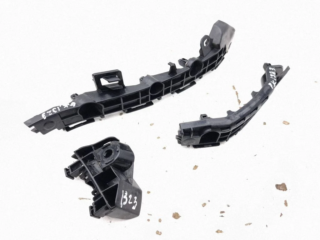 Rear bumper mounting bracket 52576K0020