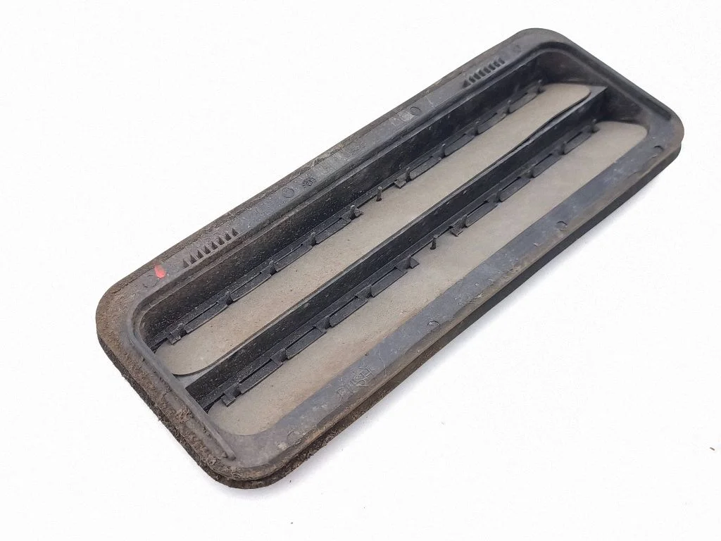 Quarter panel pressure vent 15143604