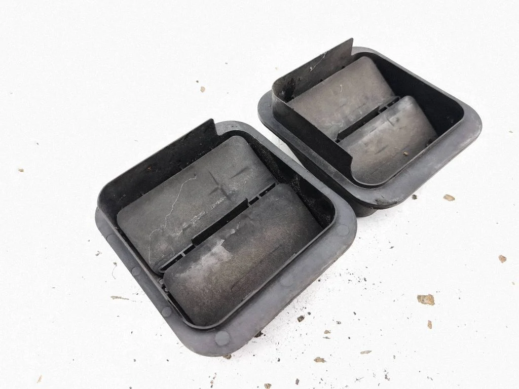 Quarter panel pressure vent 72651AE010