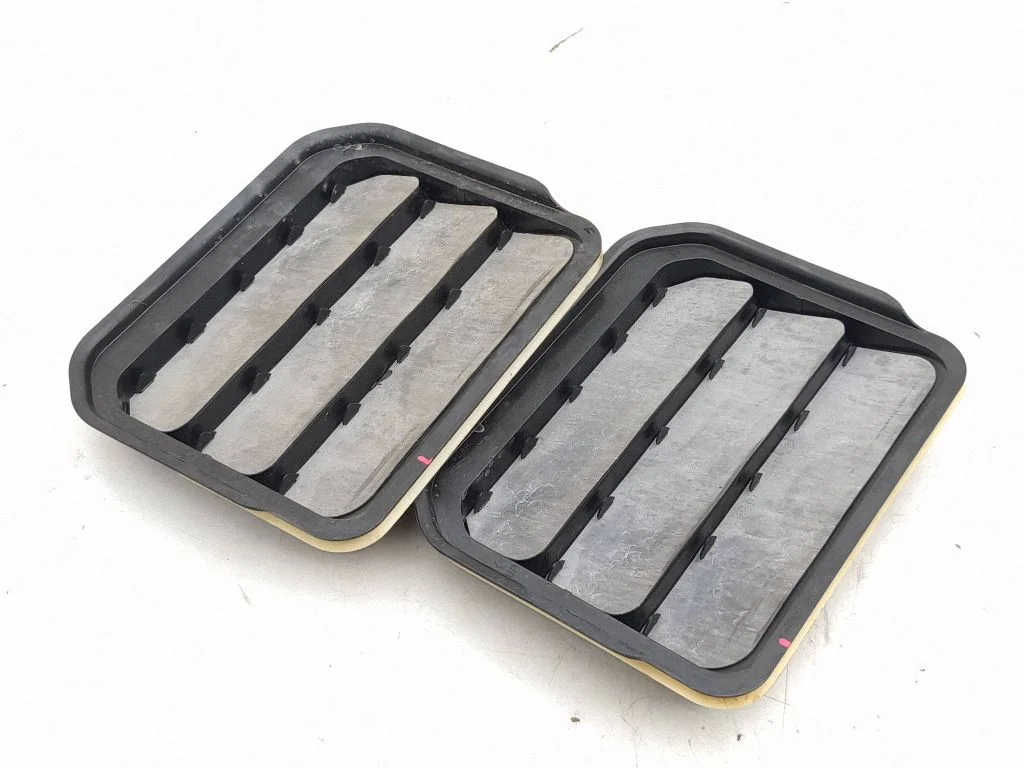 Quarter panel pressure vent L1TBA280B62AC