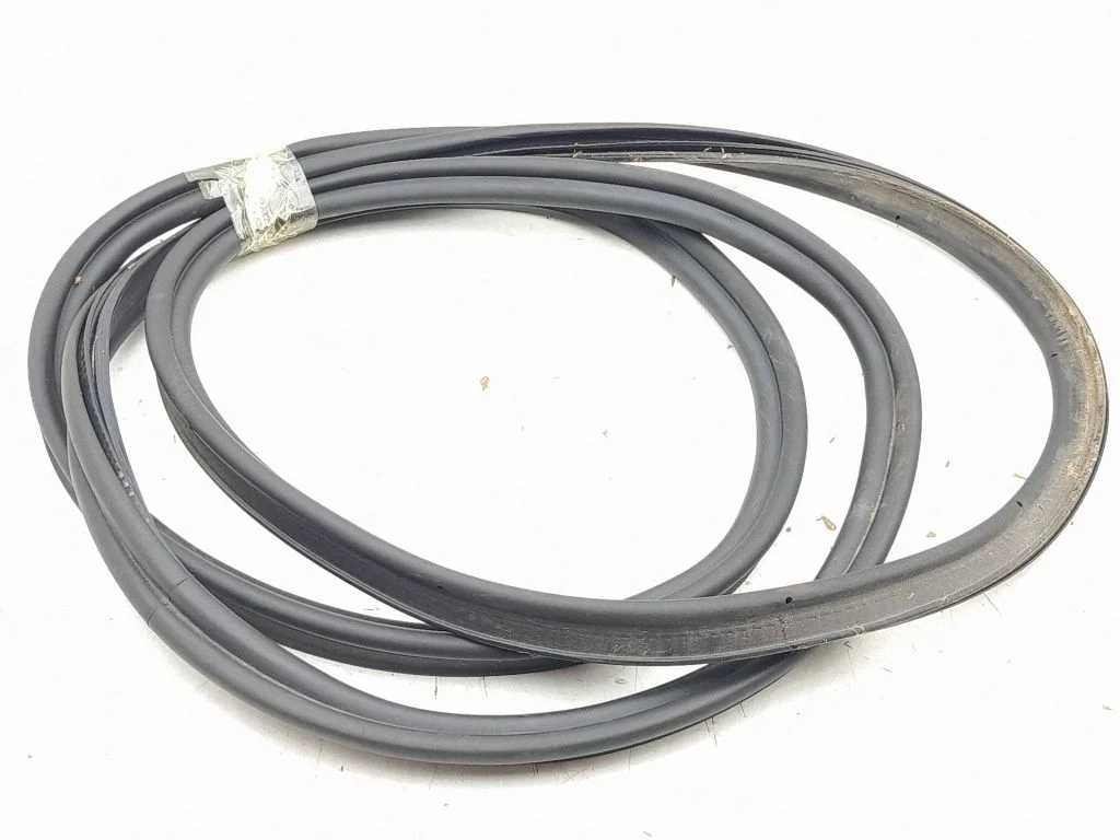 Loading door rubber seal (on body) 89A827705B