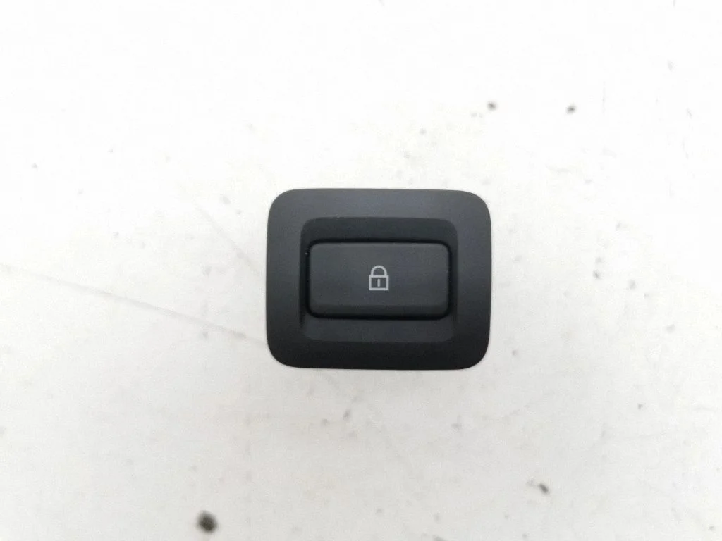Tailgate/trunk/boot open switch – Mazda CX-30 (2019-)