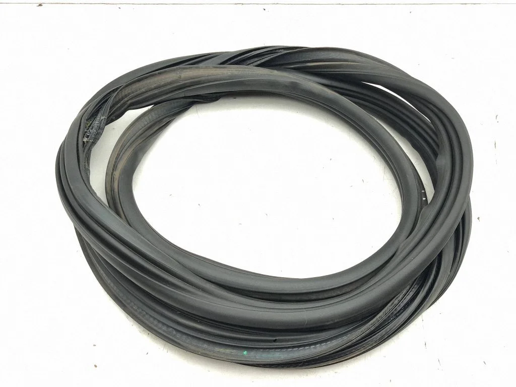 Loading door rubber seal (on body) LJ8BR404A07AA