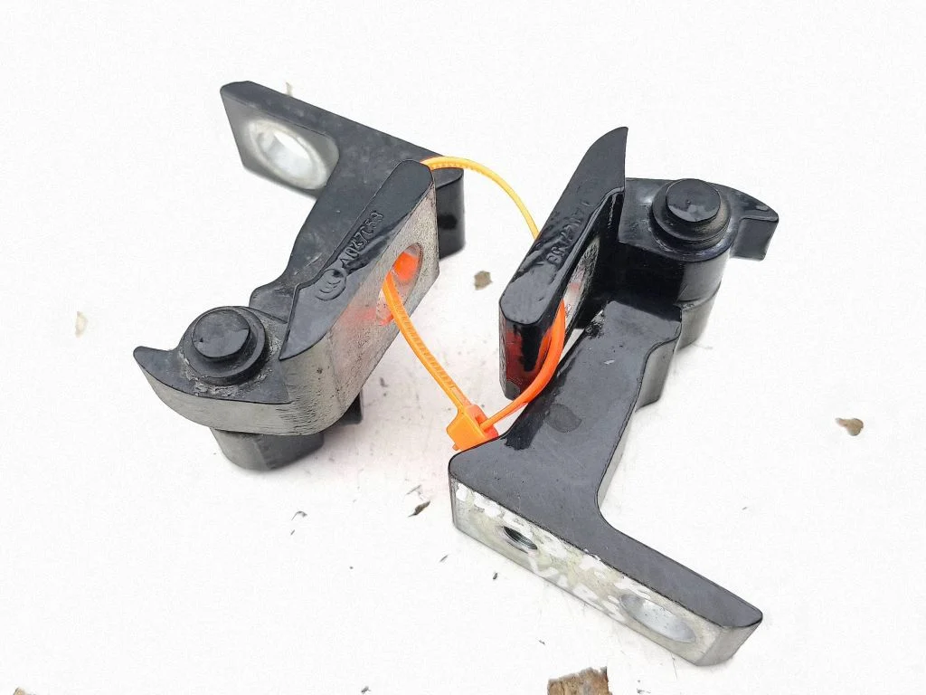 Front door hinges set 8V5833403D