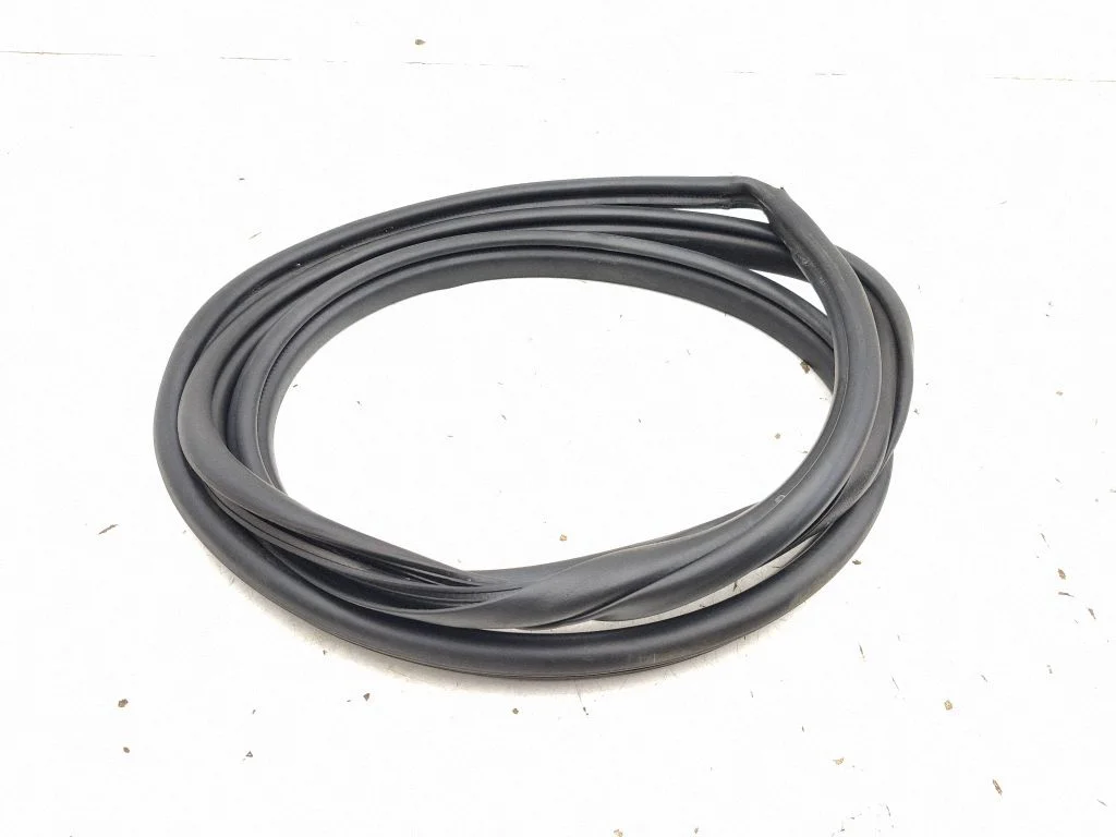 Front door rubber seal – right