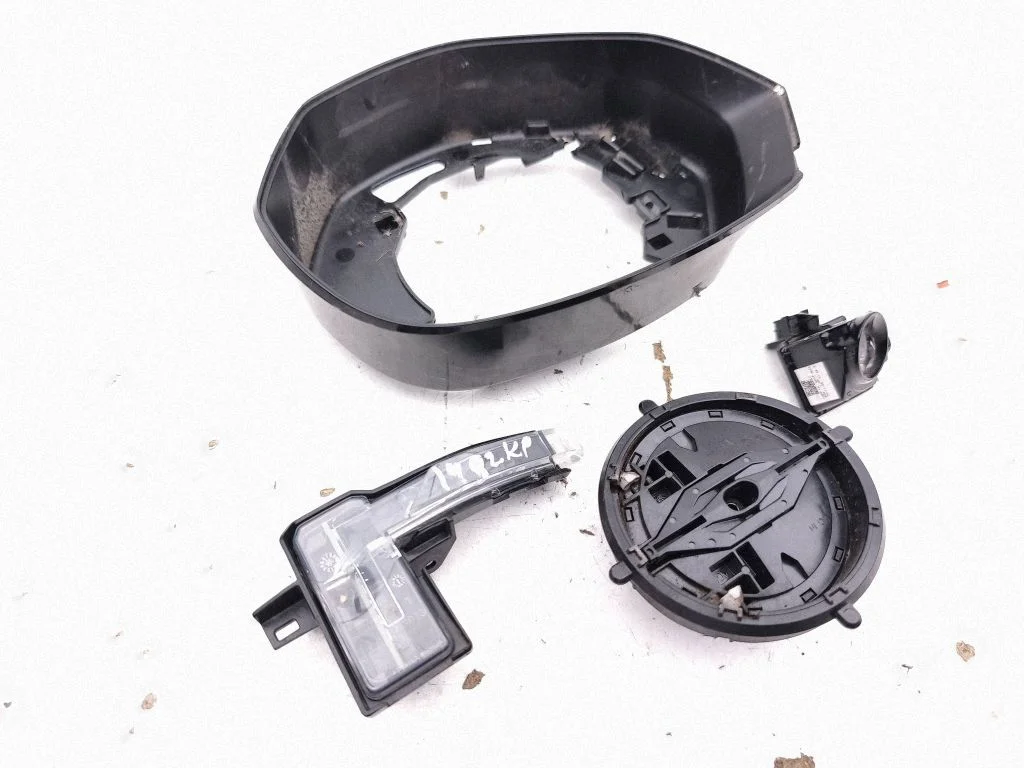 Front door wing mirror part 26174011