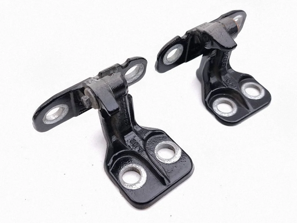 Rear door hinge set – left
