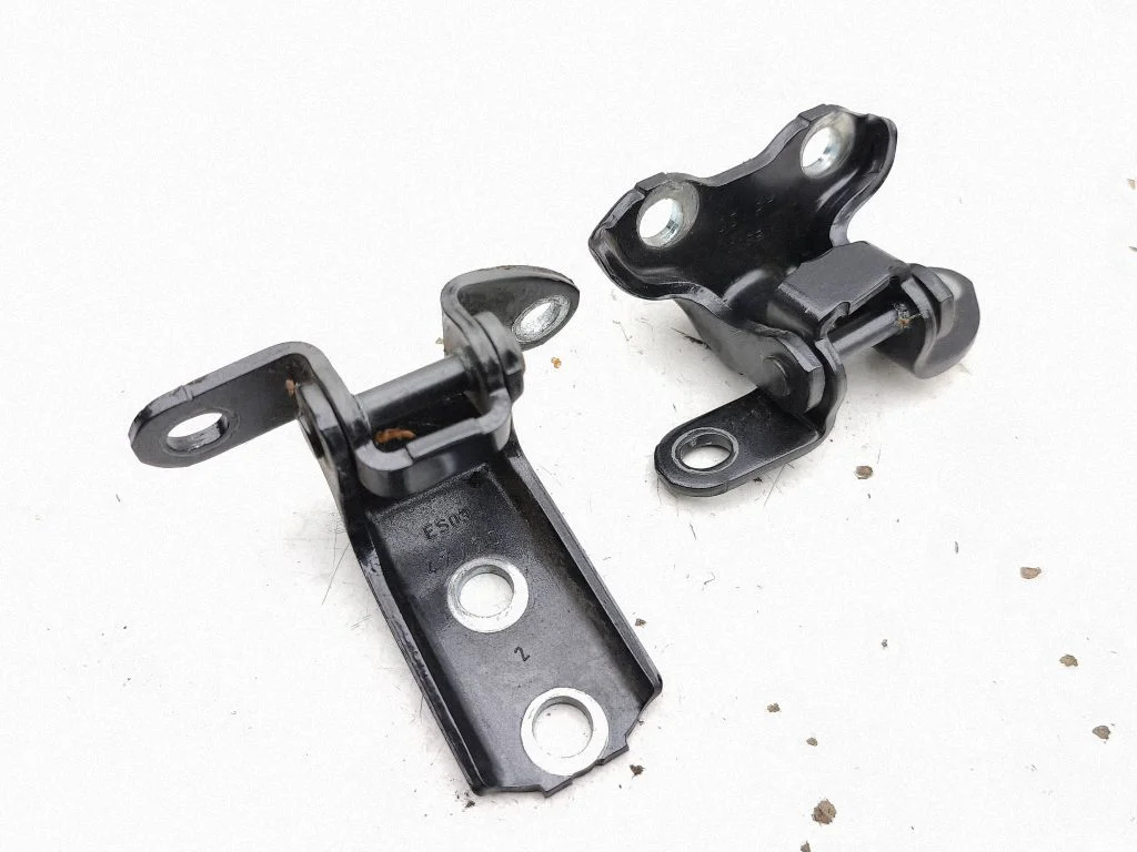 Rear door hinge set – left