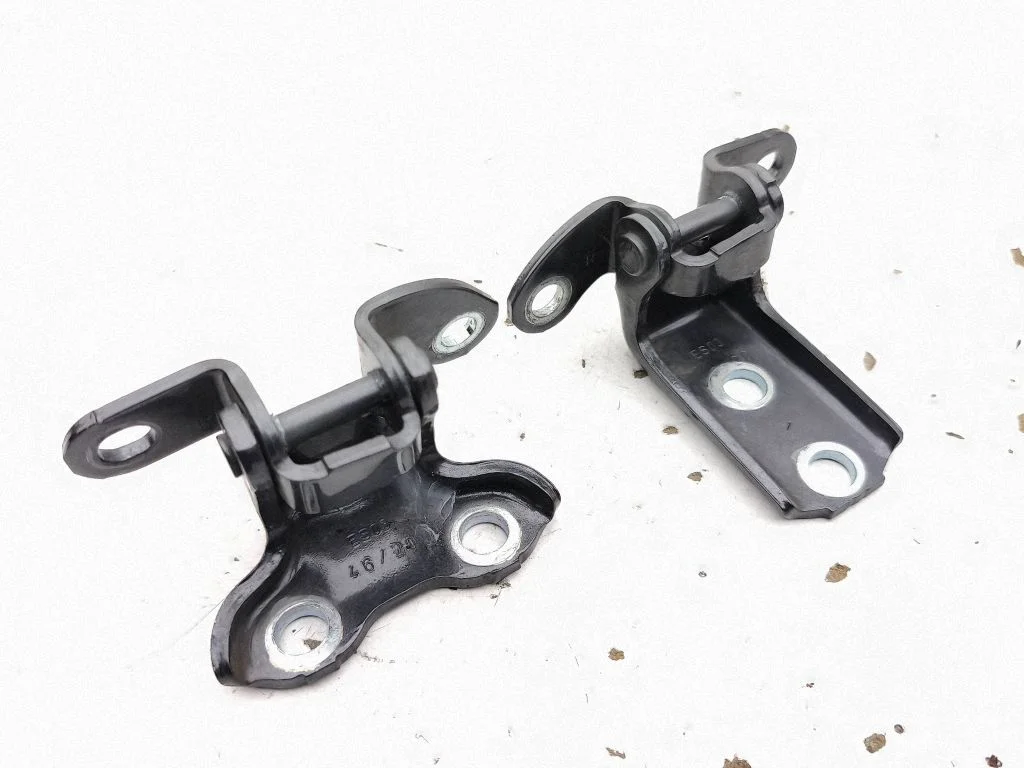 Rear door hinge set – right