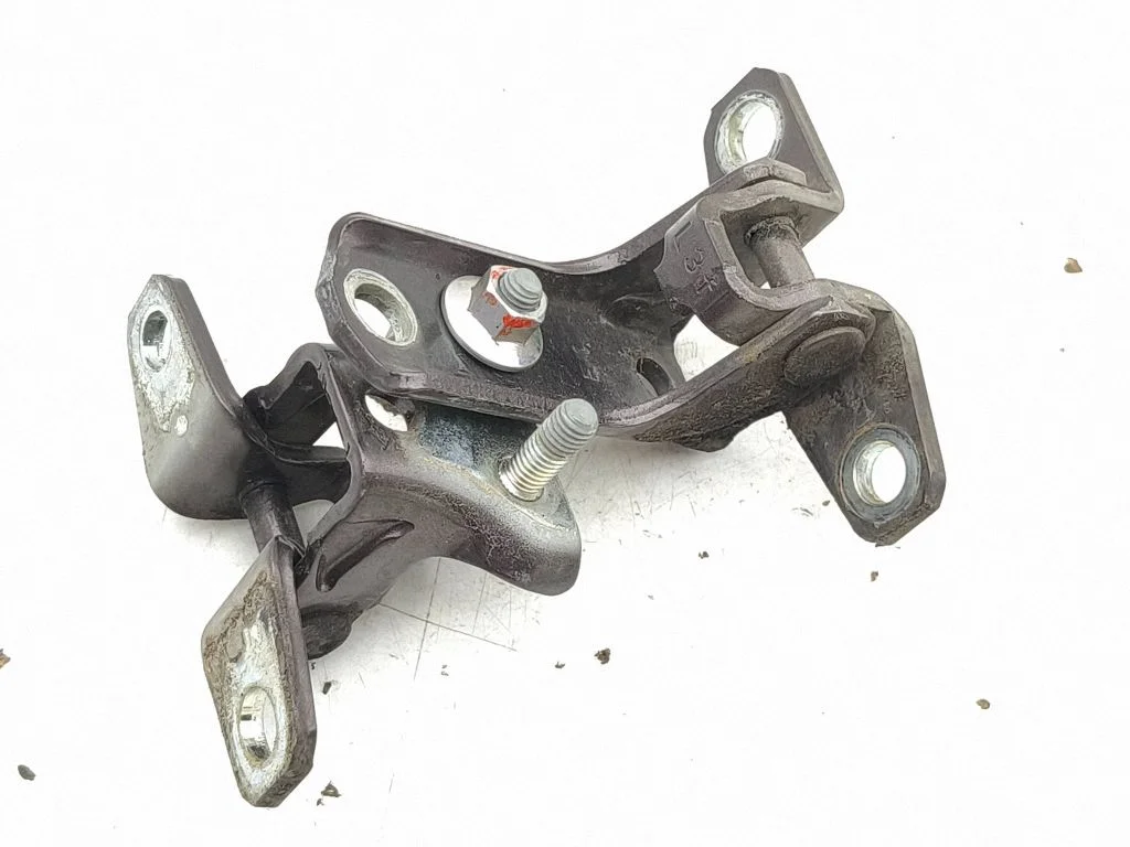 Rear door hinge set – left