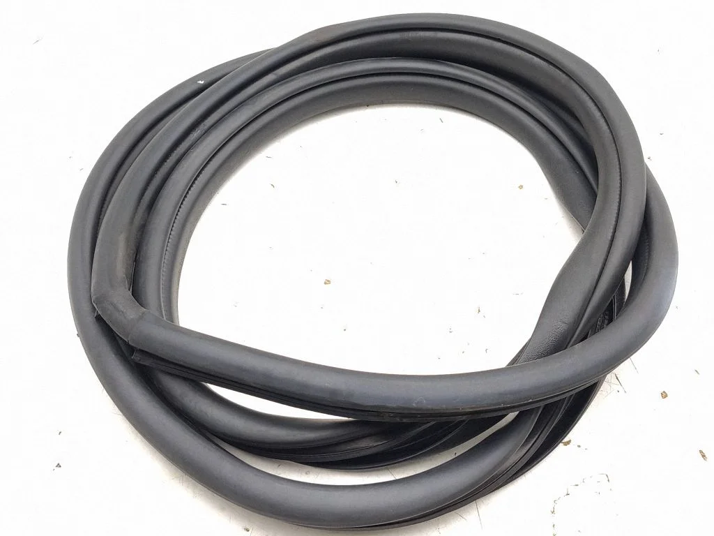 Rear door rubber seal (on body) – right