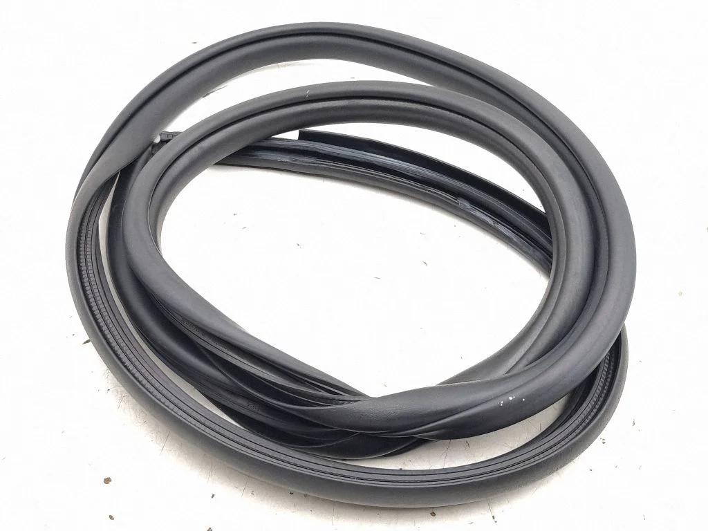 Rear door rubber seal (on body) – left