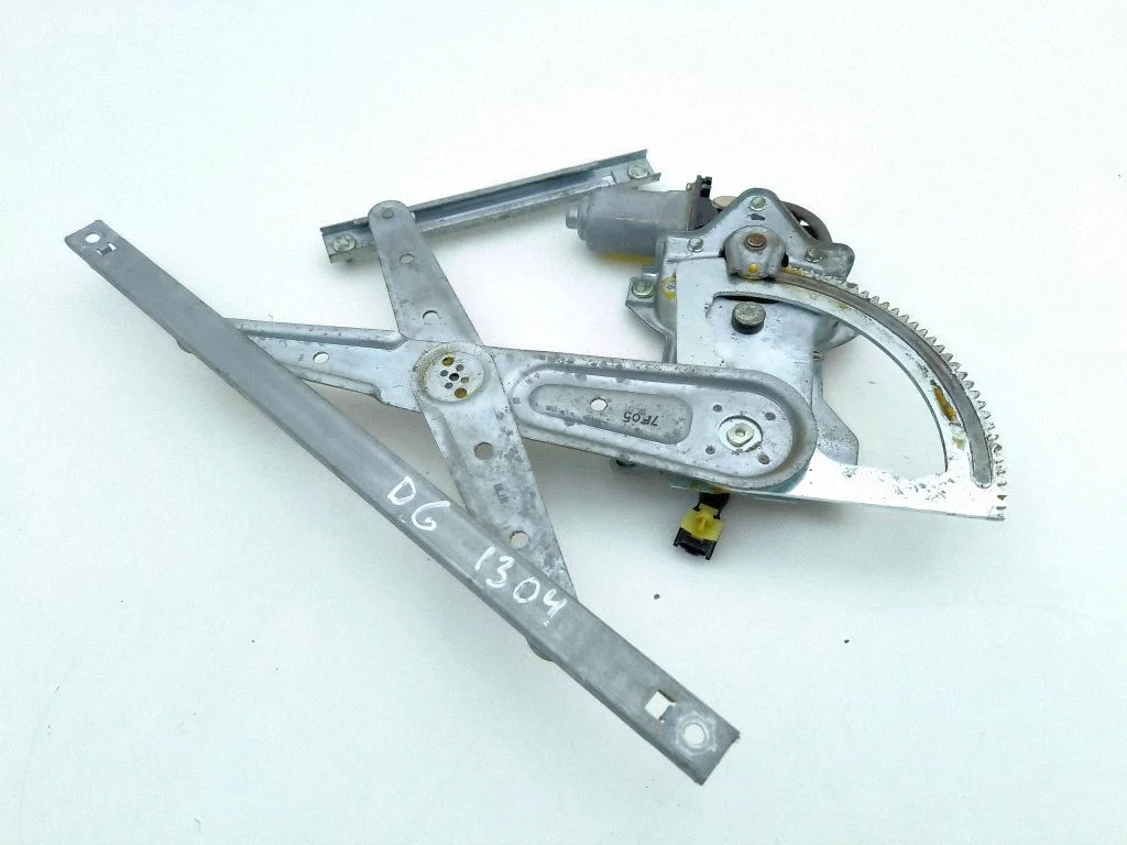 Rear door manual window regulator XH102PA